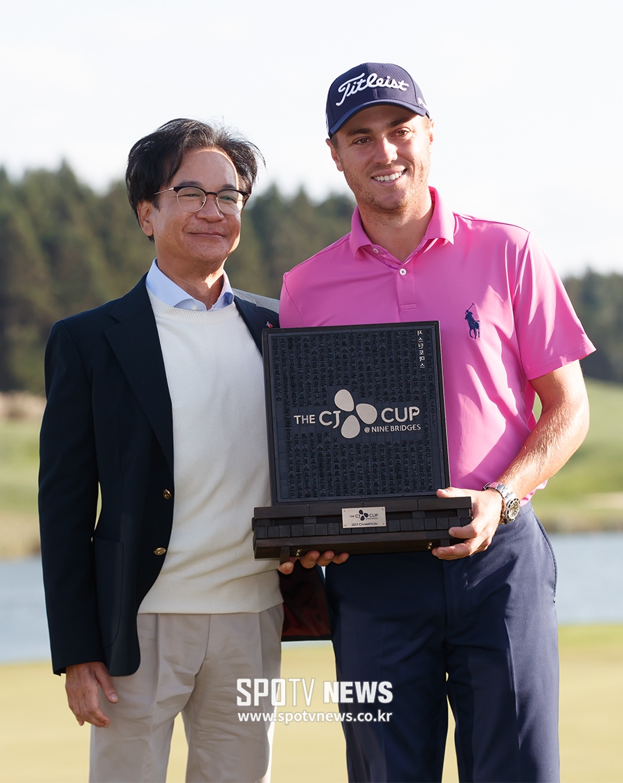 [THE CJ CUP] 우승장 저스틴 토마스와 기념촬영을 하는 이재현 회장