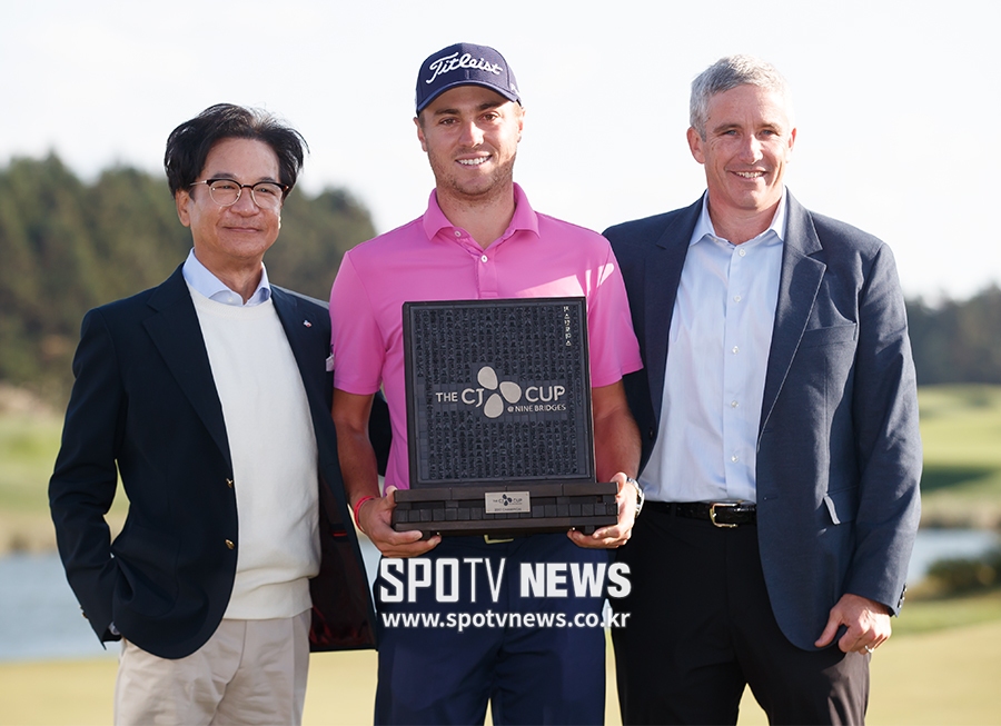 [THE CJ CUP] 기념촬영 하는 이재현 회장-토마스-모나한 커미셔너