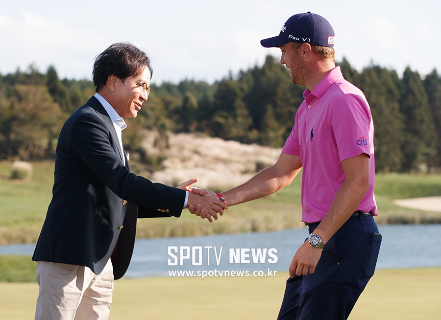 [THE CJ CUP] 우승자 저스틴 토마스와 악수하는 이재현 회장