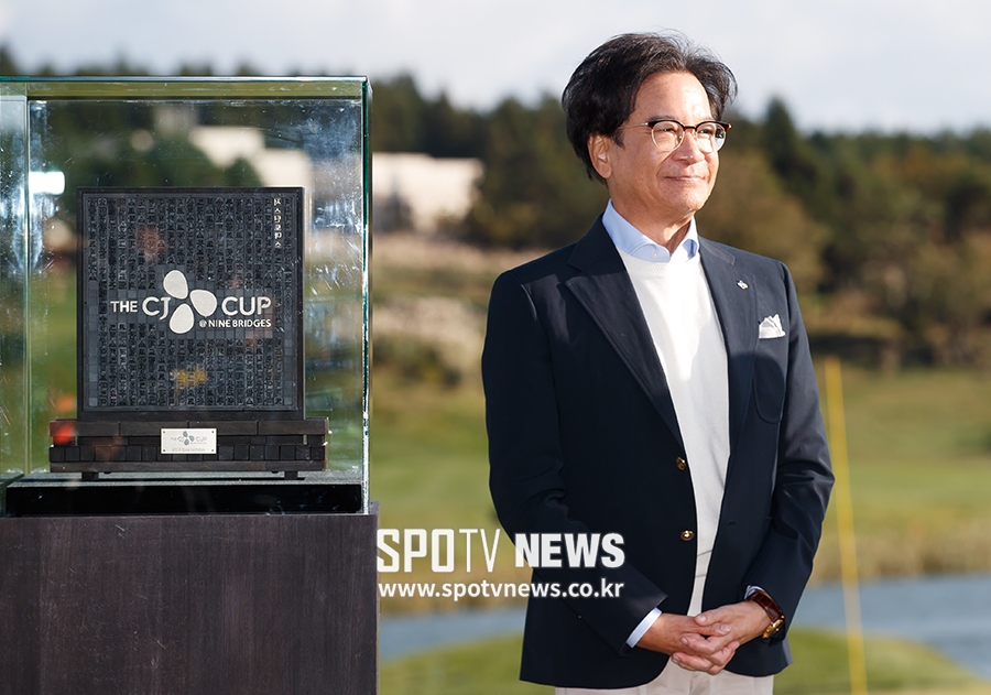 [THE CJ CUP] CJ컵 우승 트로피 앞에 선 이재현 회장