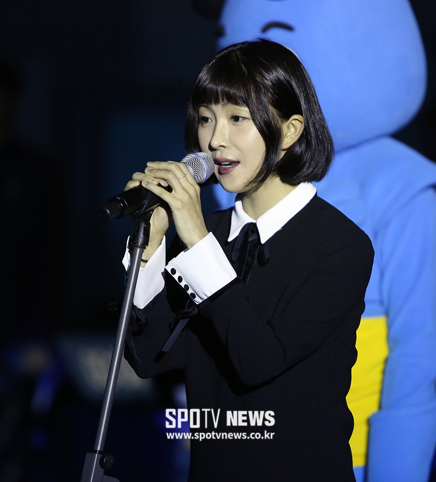 [포토S] 우리카드 홈구장 개막식에서 애국가 부르는 가수 조현영