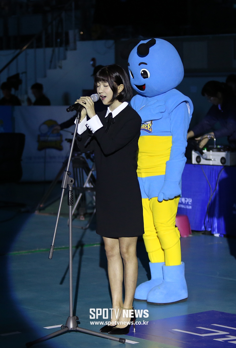 [포토S] 조현영, 우리카드의 홈 개막전을 축하하며
