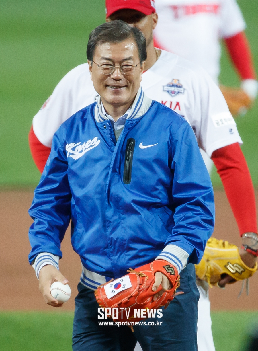 [포토S] 문재인 대통령, '어디 한번 던져 볼까'