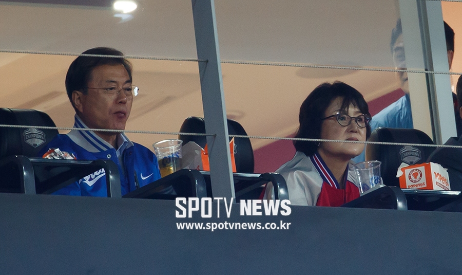 [포토S] 한국시리즈 관람하는 문재인 대통령과 김정숙 여사