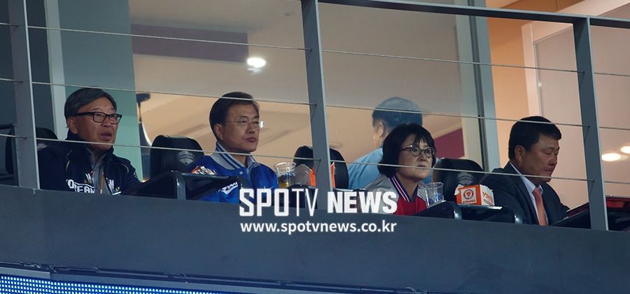 [포토S] 경기 관람하는 문재인 대통령과 김정숙 여사