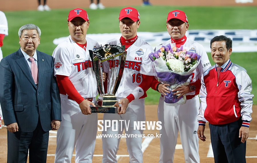 [포토S] 우승 트로피 들고 기념촬영을 하는 KIA