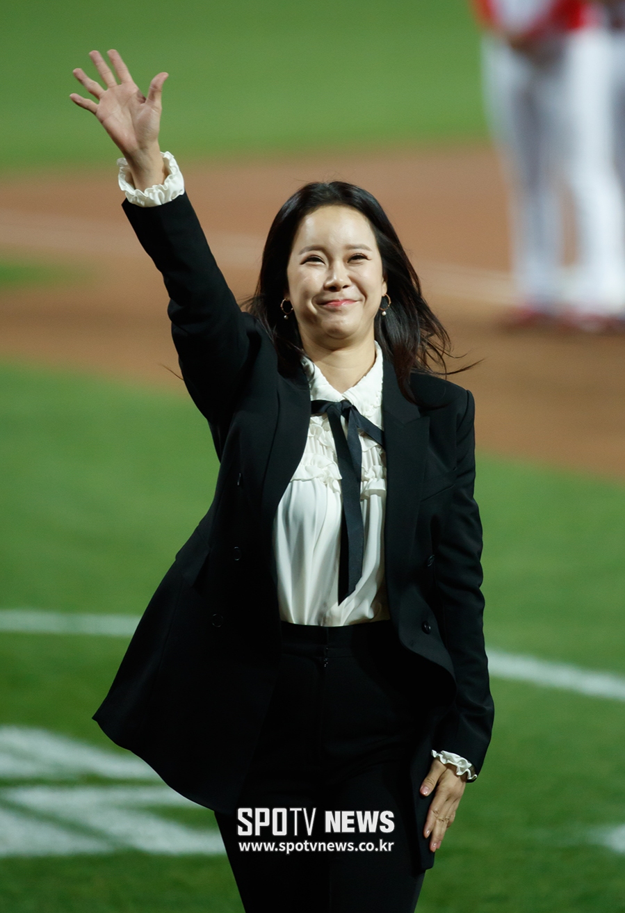 [포토S] 애국가 봉창 마친 가수 백지영
