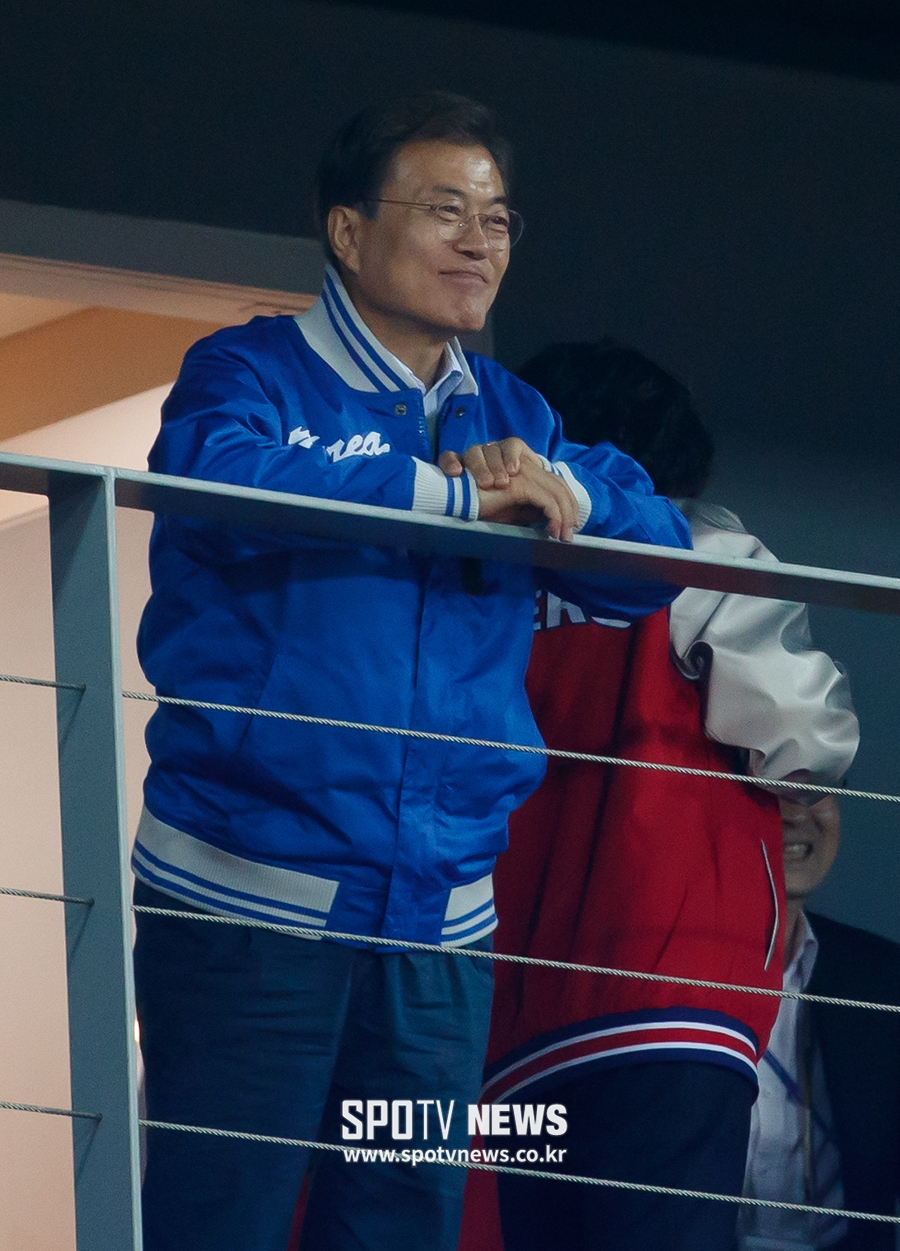 [포토S] 문재인 대통령, '야구장 떠나기 아쉽네'