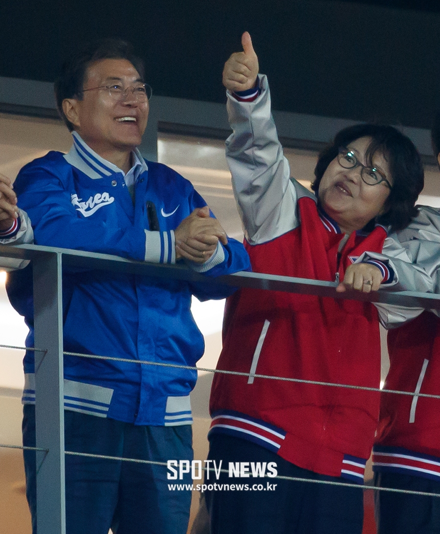 [포토S] 팬들 향해 답례하는 영부인 김정숙 여사