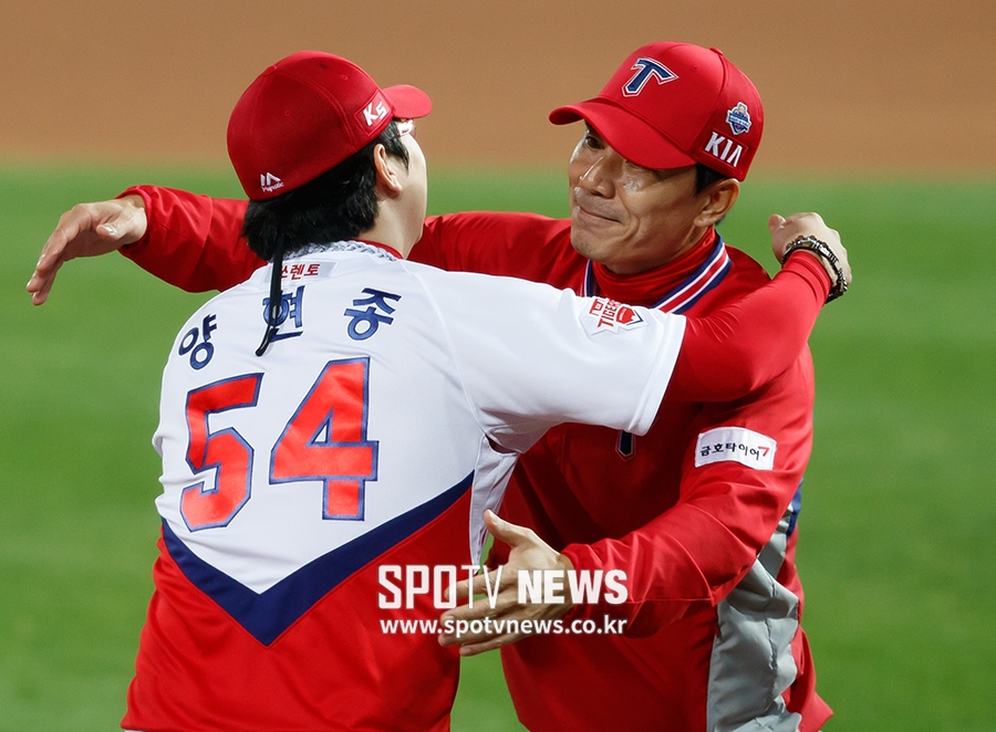 [포토S] 양현종, 이대진 코치와 완봉승 포옹