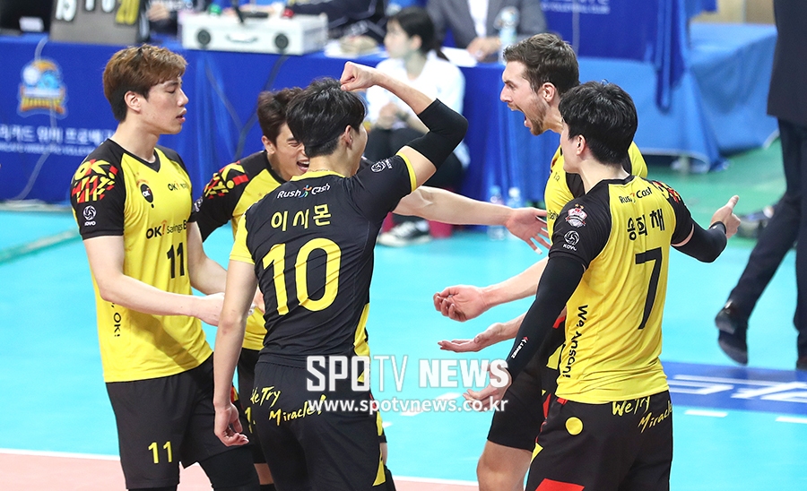 [포토S] 브람의 연속 서브에이스에 기뻐하는 OK저축은행