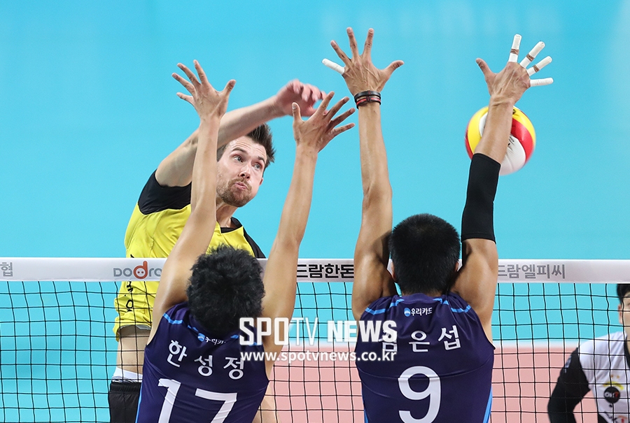 [포토S] 김은섭의 블로킹에 막히는 브람