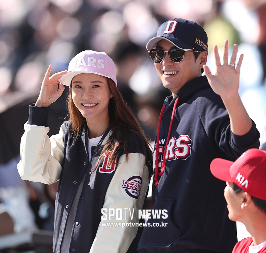 [포토S] 주상욱-차예련 부부, '두산 유니폼 입고 한국시리즈 보러 왔어요~'