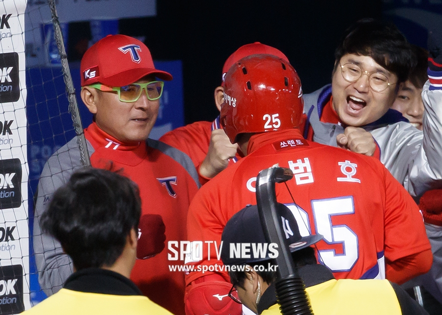 [포토S] 김기태 감독과 만루포 기쁨 나누는 이범호