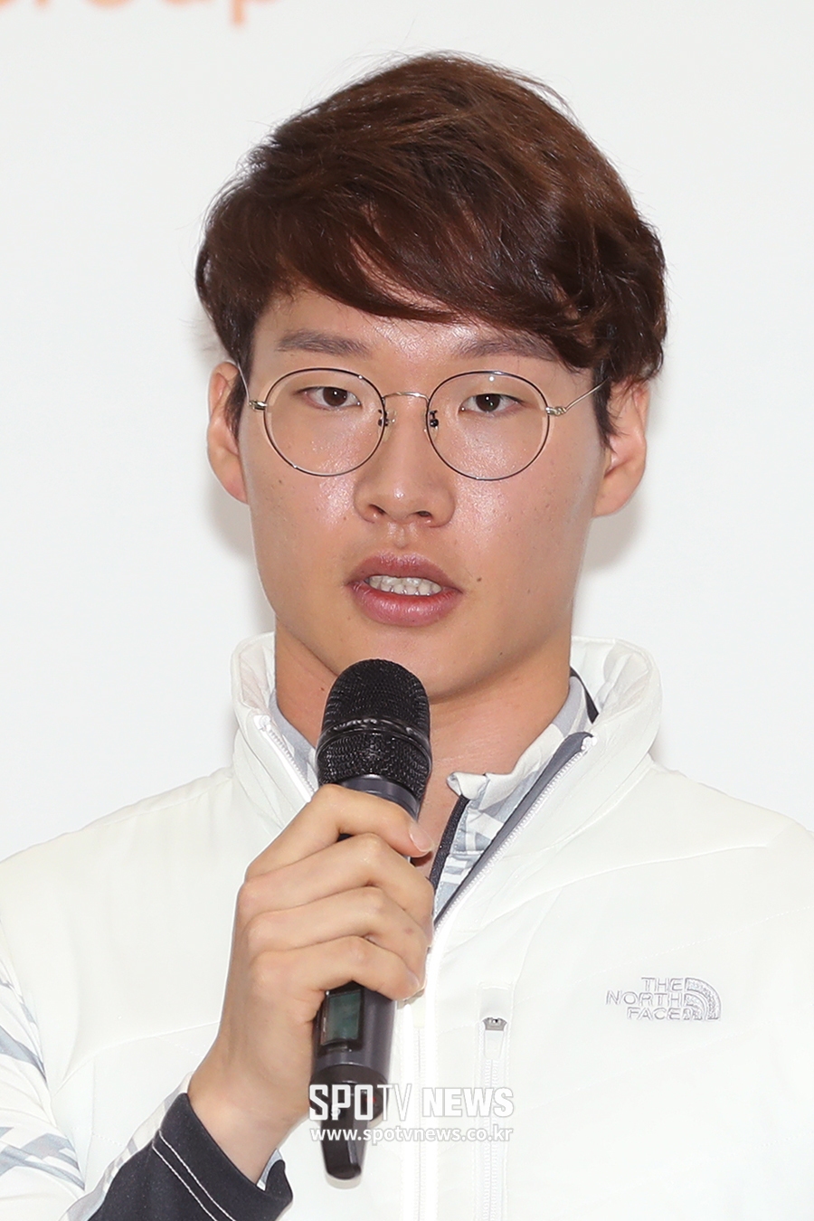 [포토S] 질문에 답하는 스키 이상호