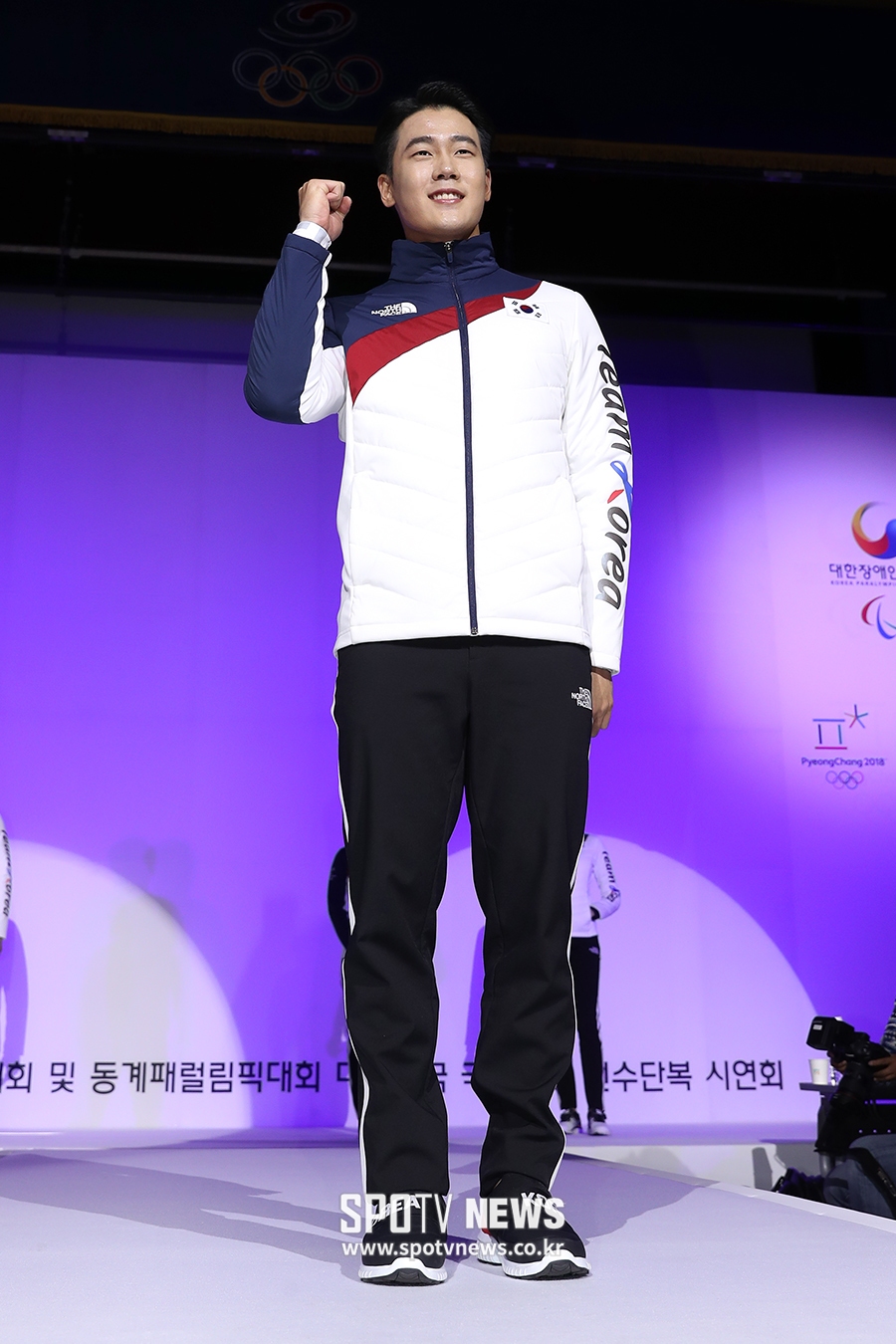 [포토S] 프리스타일 스키 최재우, '단복 잘 어울리나요?'