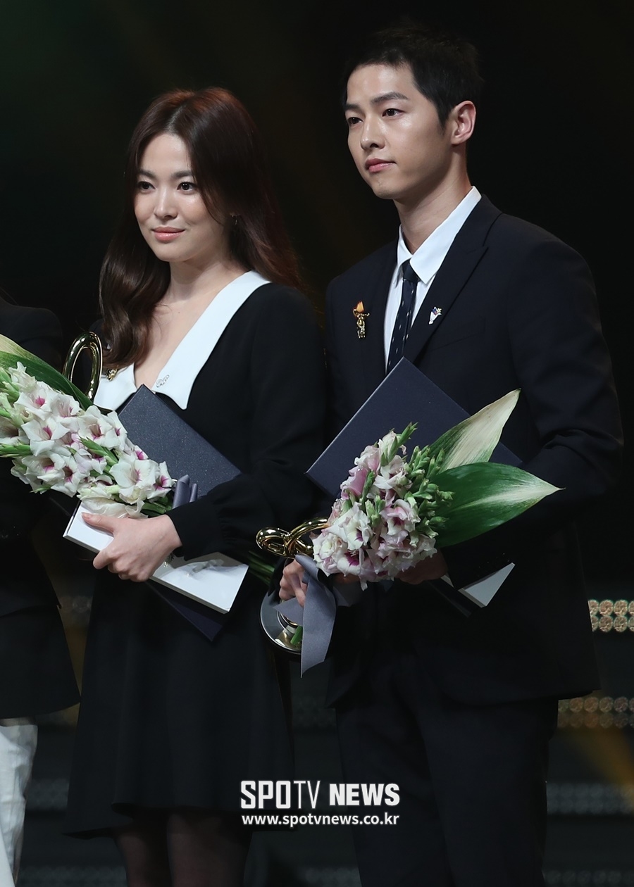 [현장S] '세기의 결혼' 송중기♥송혜교…★들 축복 속 백년가약