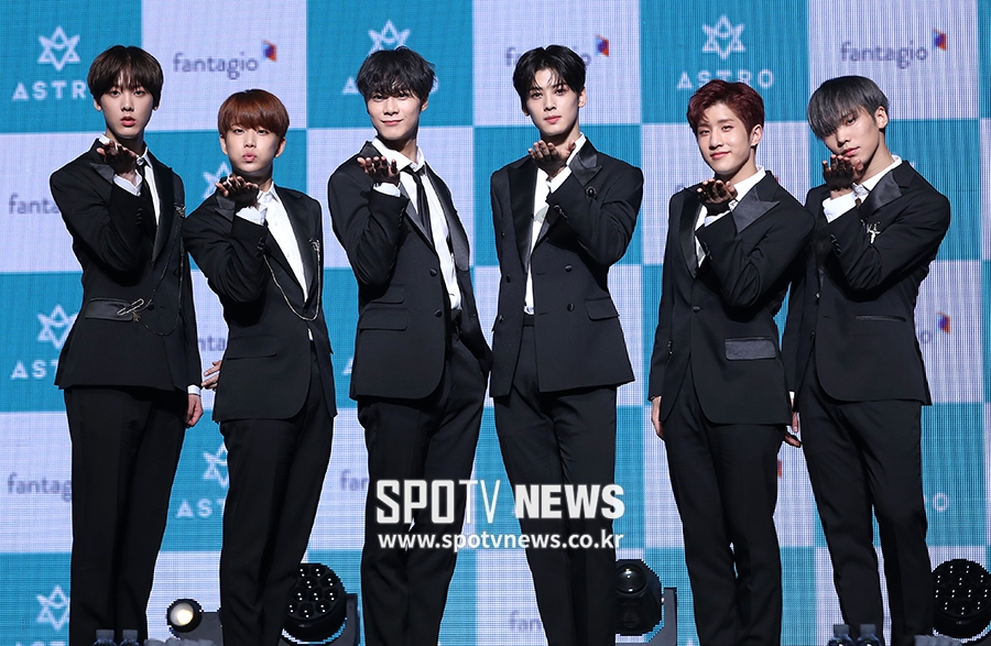 [포토S] 아스트로, '바람 후~'