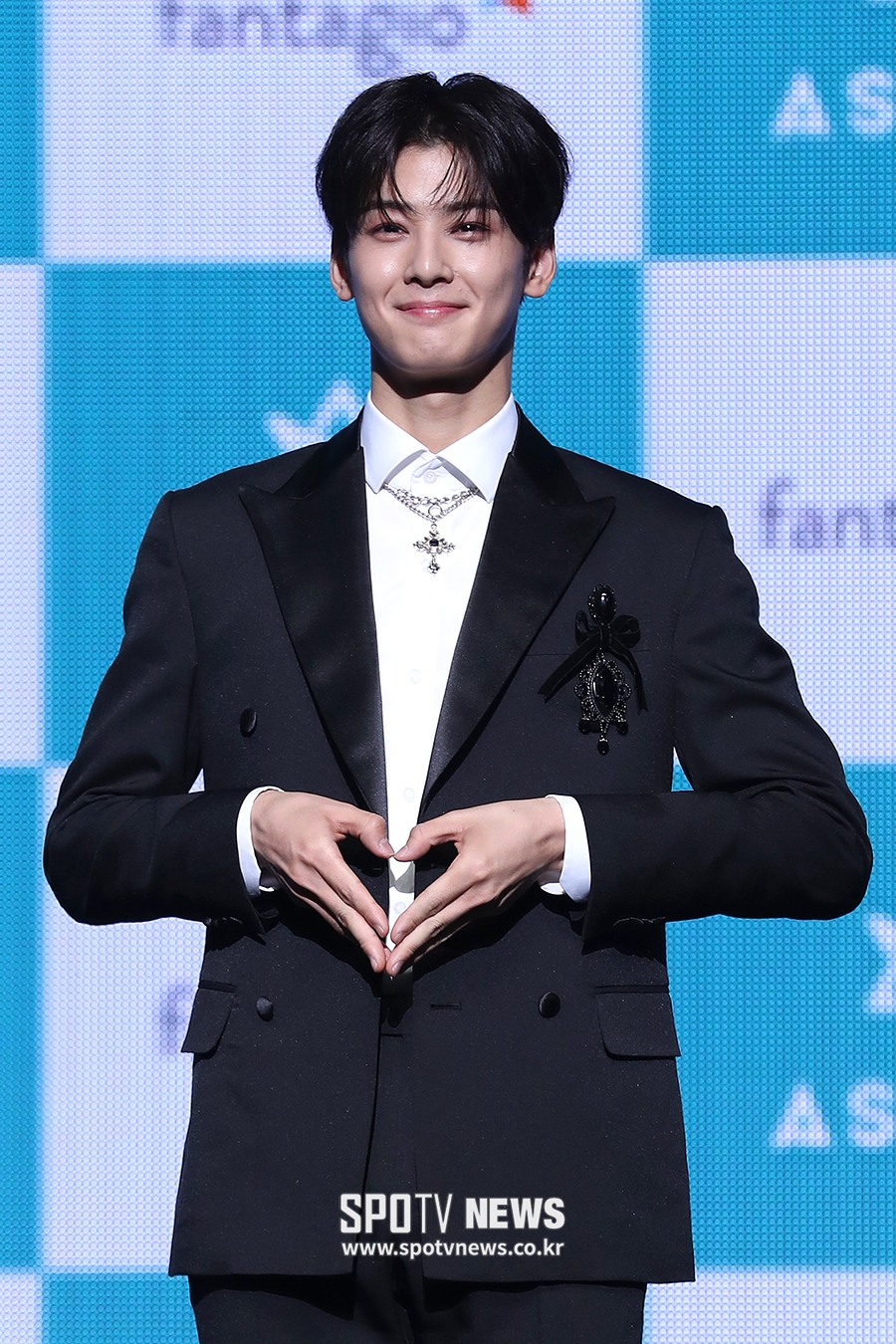 [포토S] 아스트로 차은우, 수줍은 하트!
