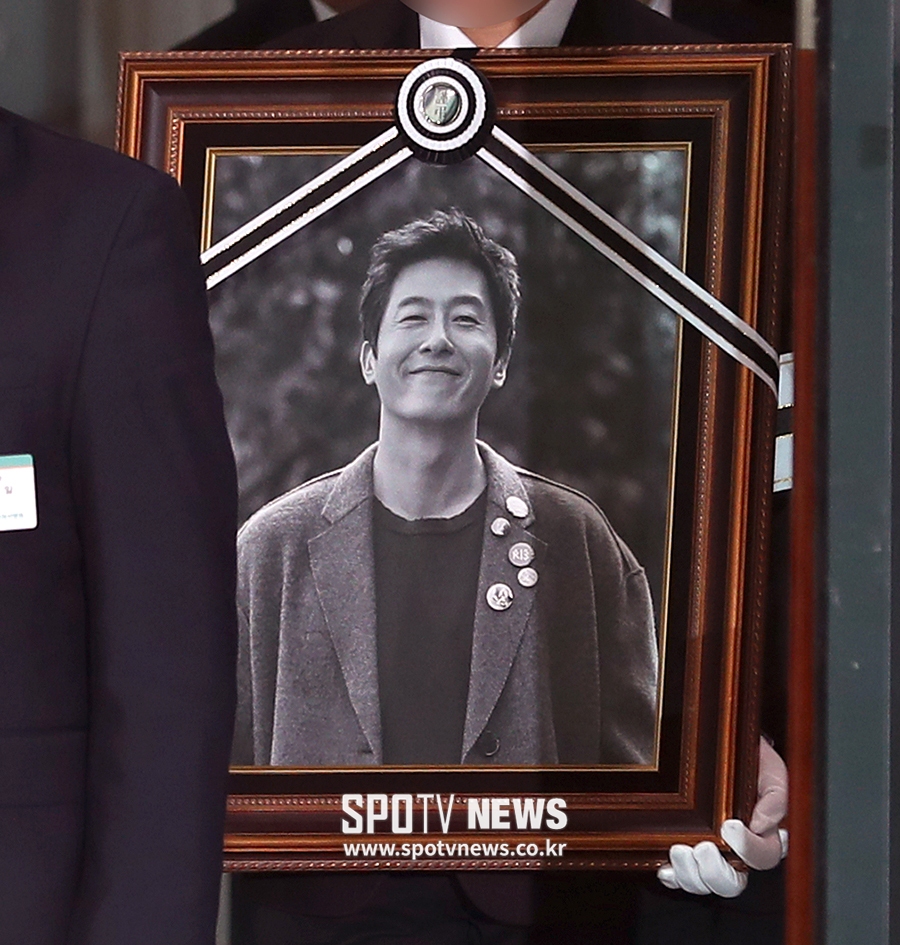 [포토S] 고 김주혁, 영정사진 속 미소만 남긴 채