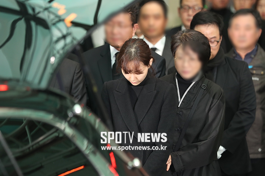 [포토S] 고 김주혁 떠나 보내는 연인 이유영