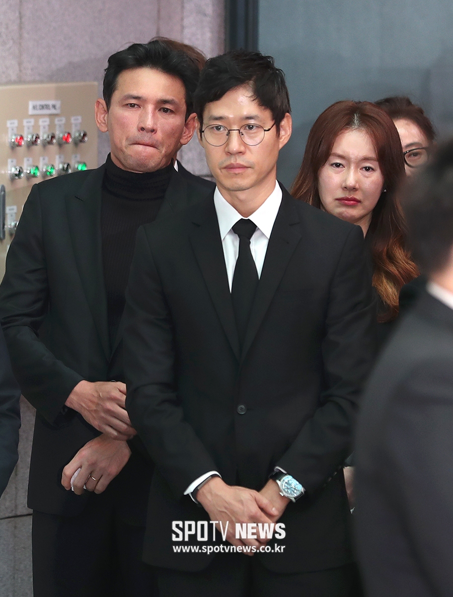 [포토S] 고 김주혁 떠나 보내는 황정민-유준상-김지수