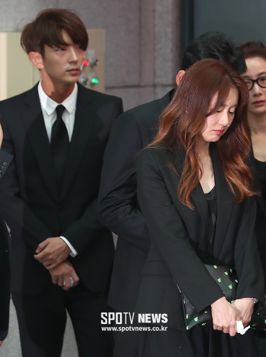 [포토S] 고 김주혁 발인, 슬픔에 잠긴 김지수-이준기