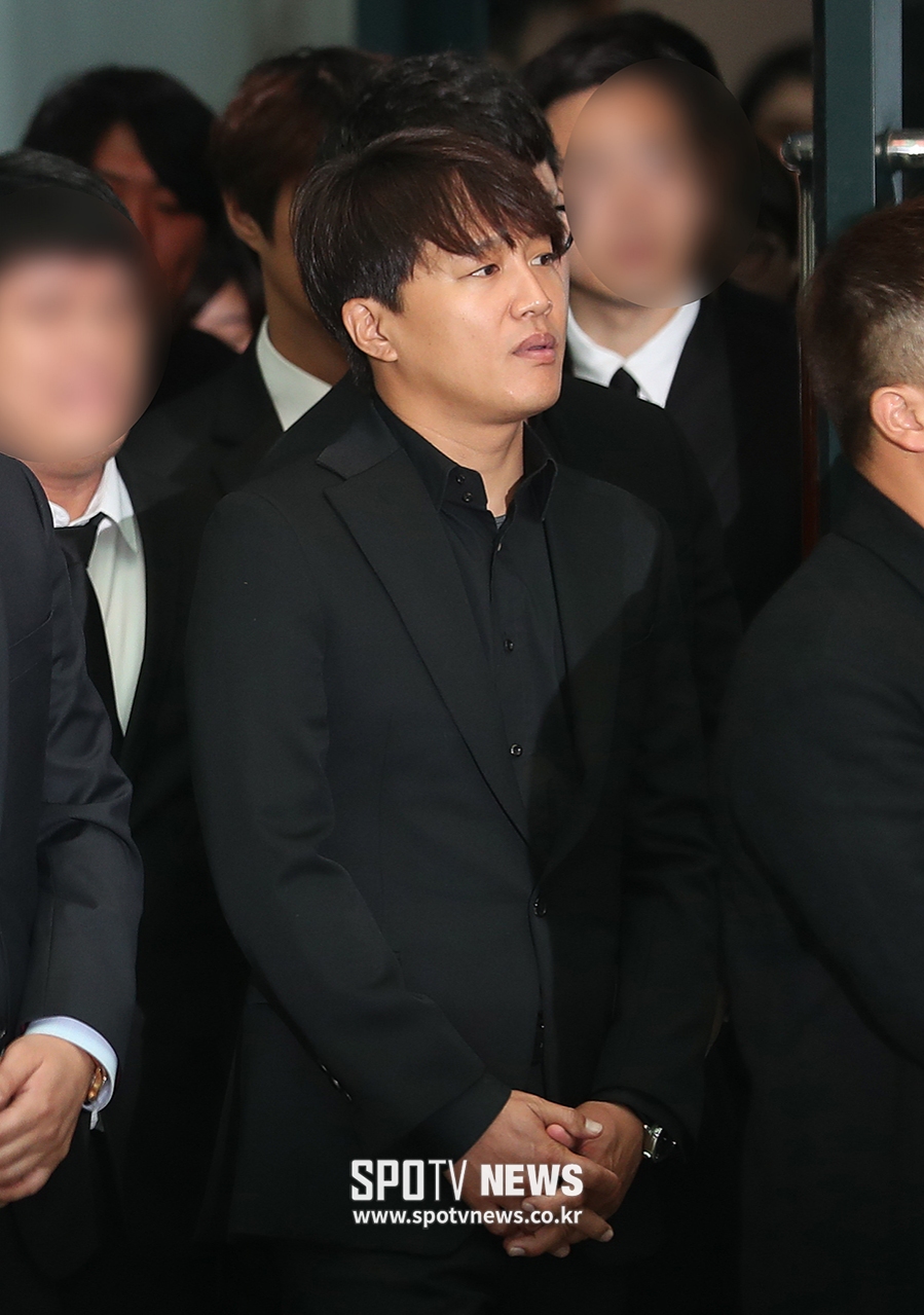 [포토S] 고 김주혁 마지막 배웅하는 차태현