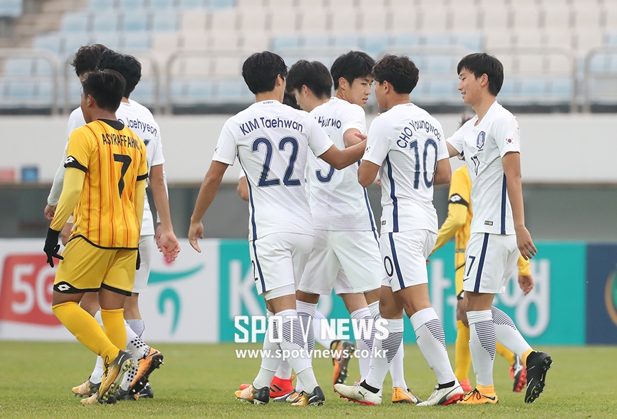 [포토S] 득점 하이파이브 하는 임재혁