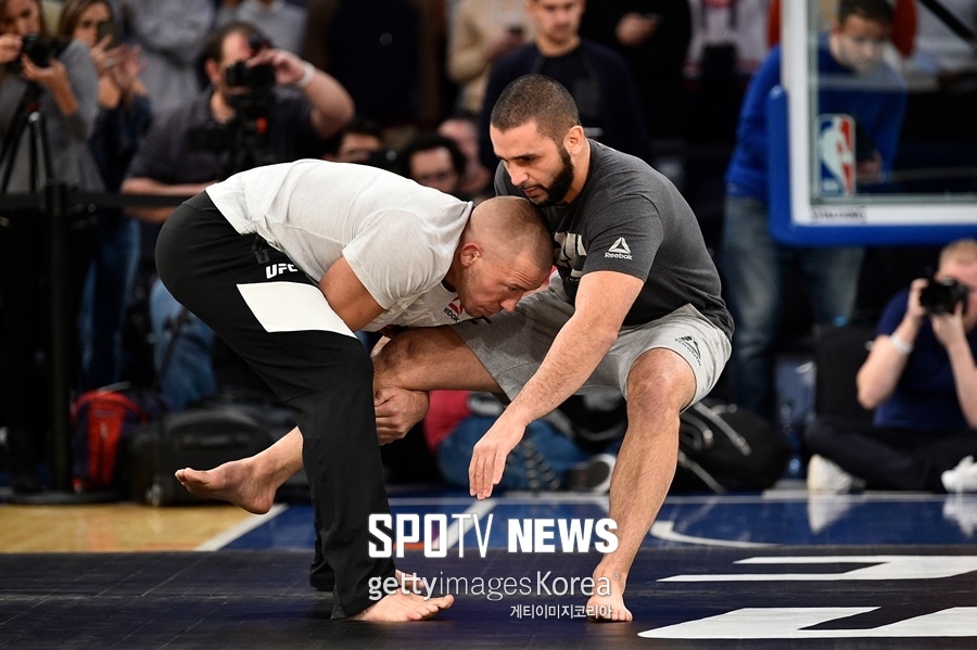 [UFC 217 포토] GSP '다리 벌려 테이크다운 들어간다'