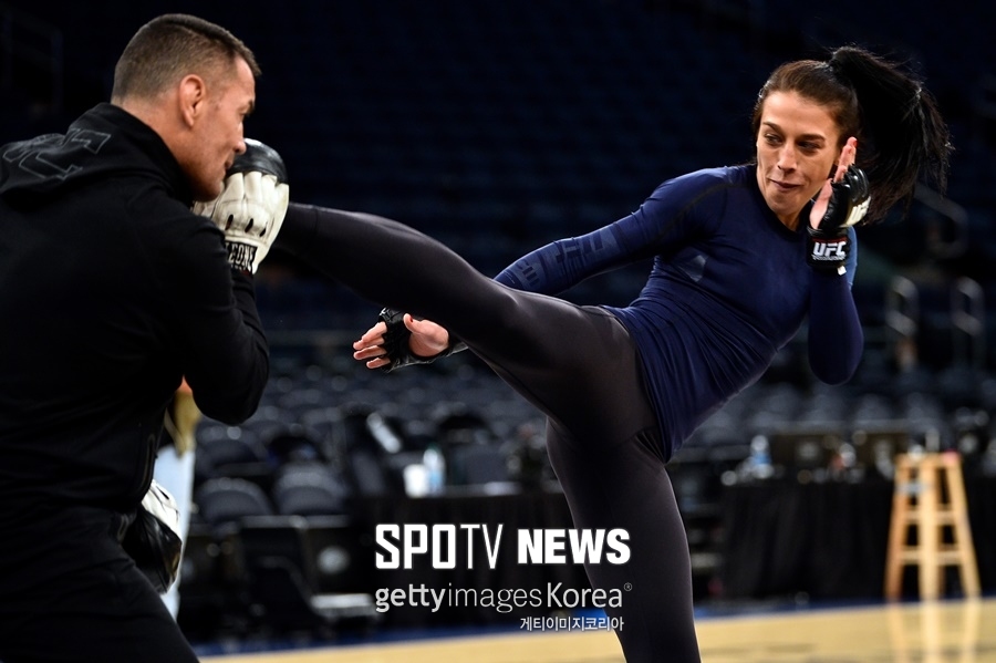 [UFC 217 포토] 요안나 옌드레이칙 '발차기 얍!'