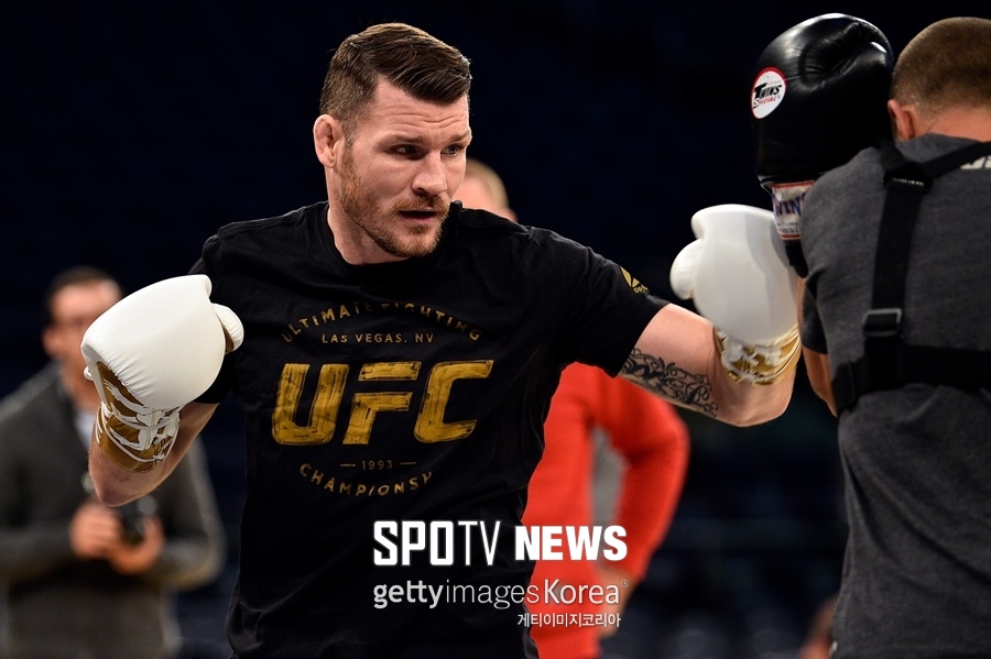 [UFC 217 포토] 비스핑 '내 특기는 원투'
