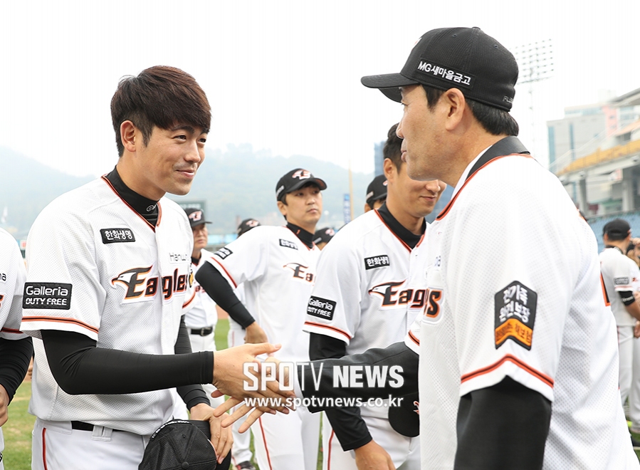 [포토S] 이태양, '한용덕 감독님 축하드려요'