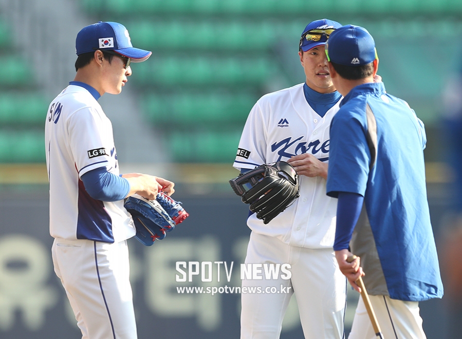 [포토S] 김하성-류지혁, 코치님 말씀 새겨듣고