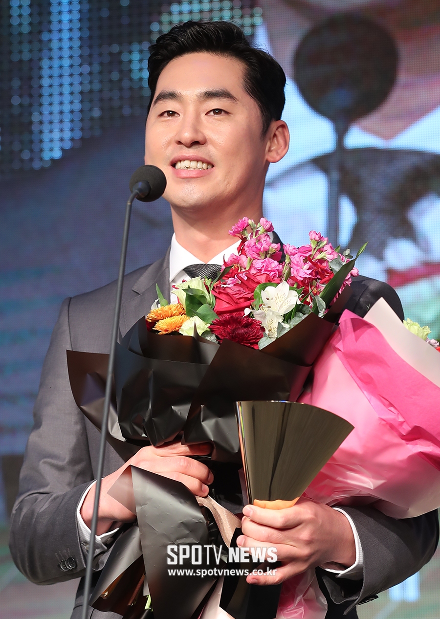 [포토S] 홀드상 수상한 LG 진해수