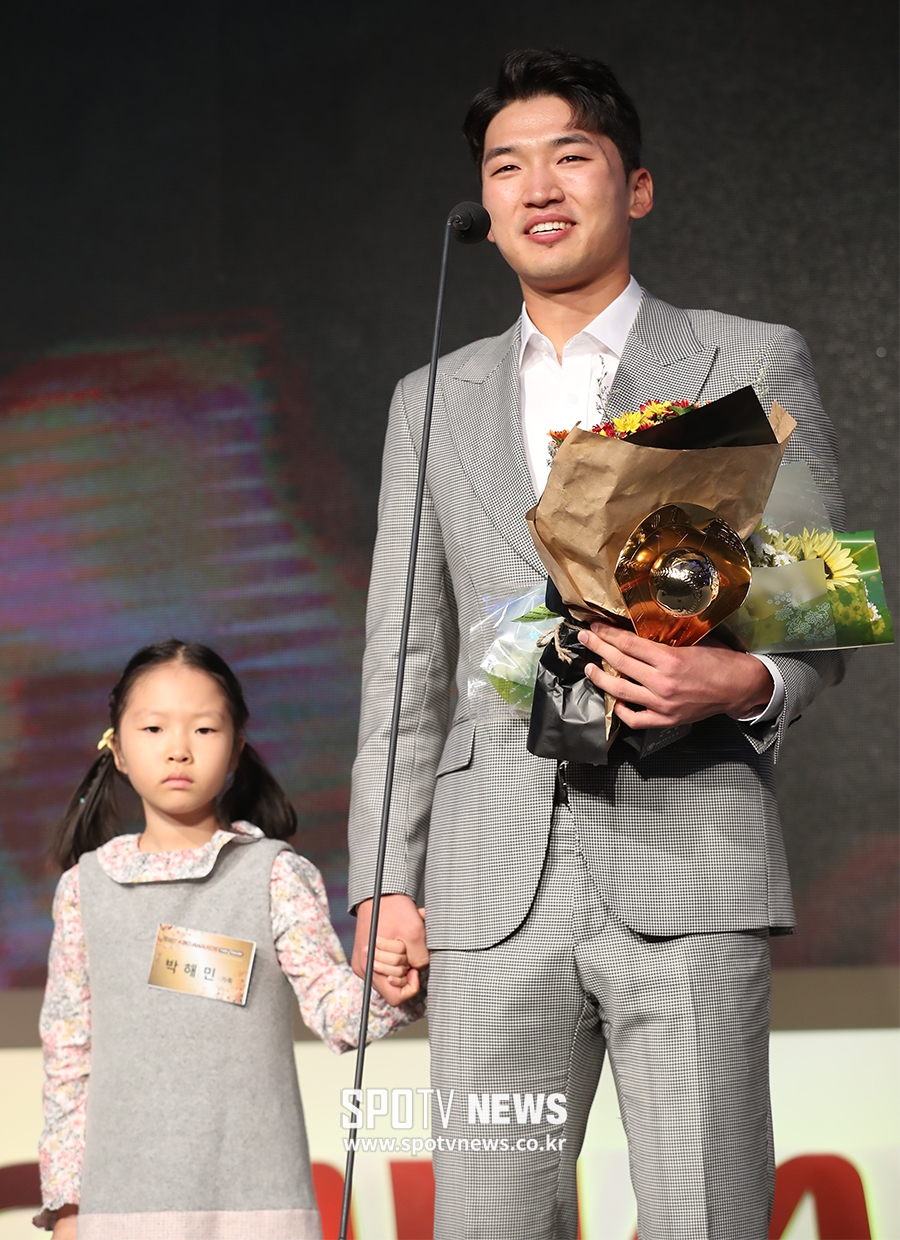 [포토S] 박해민, 굳어버린 동생과 함께