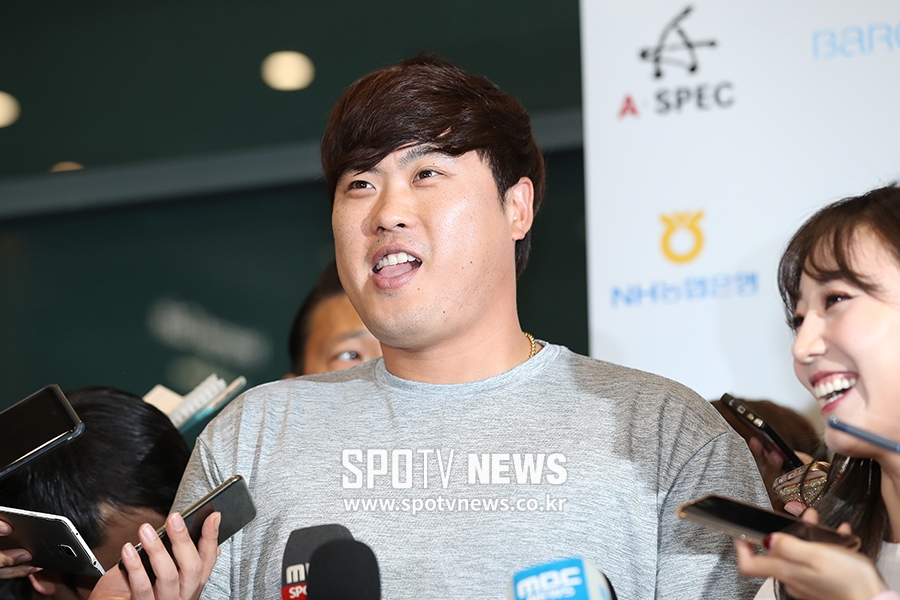 [포토S] 류현진, '연인 배지현 질문에 쑥스러워~'