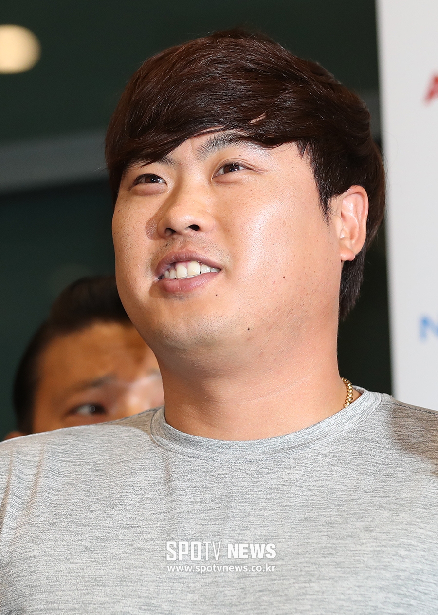 [포토S] 류현진, '복귀 시즌 잘 마무리 하고 돌아왔어요'