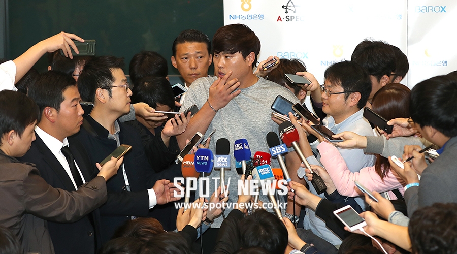 [포토S] 많은 취재진에 둘러싸인 류현진