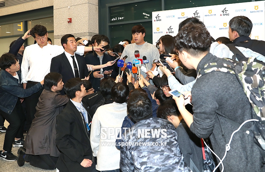 [포토S] 류현진, 빼곡한 취재진에 둘러싸여