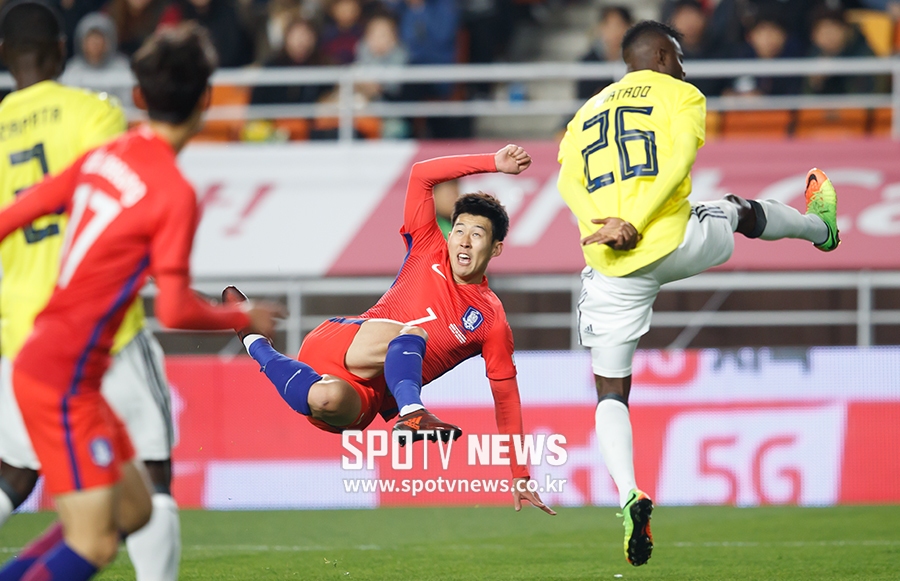 [포토S] 손흥민, 야심차게 노려본 시저스킥