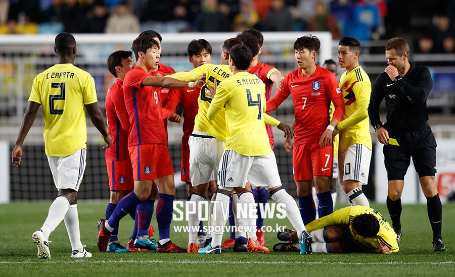 [포토S] '친선전에서 감정 폭발'