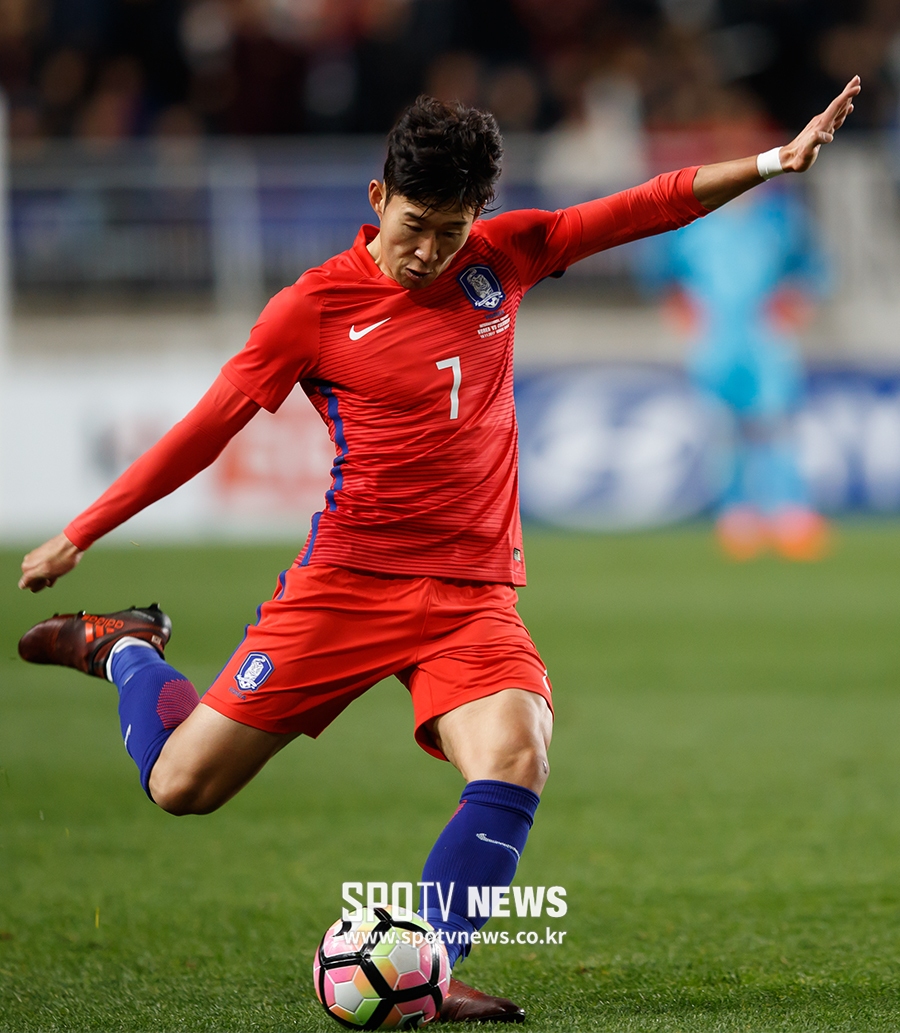 [포토S] 손흥민, 힘찬 프리킥