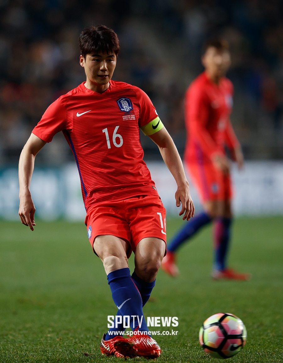 [포토S] 패스하는 기성용