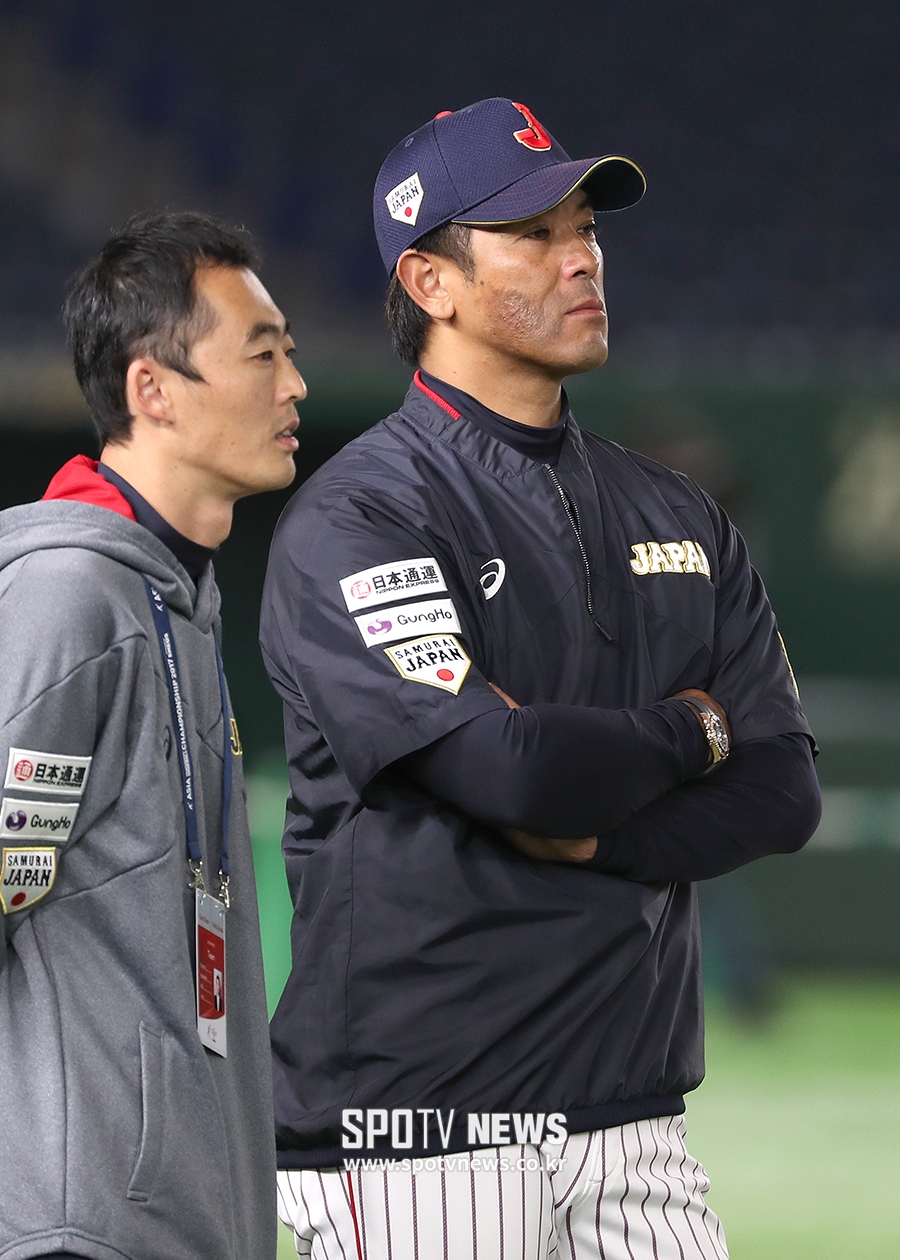 [포토S] 훈련 지켜보는 일본 이나바 아쓰노리 감독