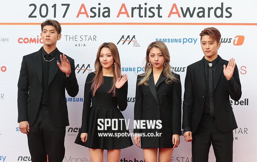 [포토S] 포즈 취하고 있는 KARD 멤버들