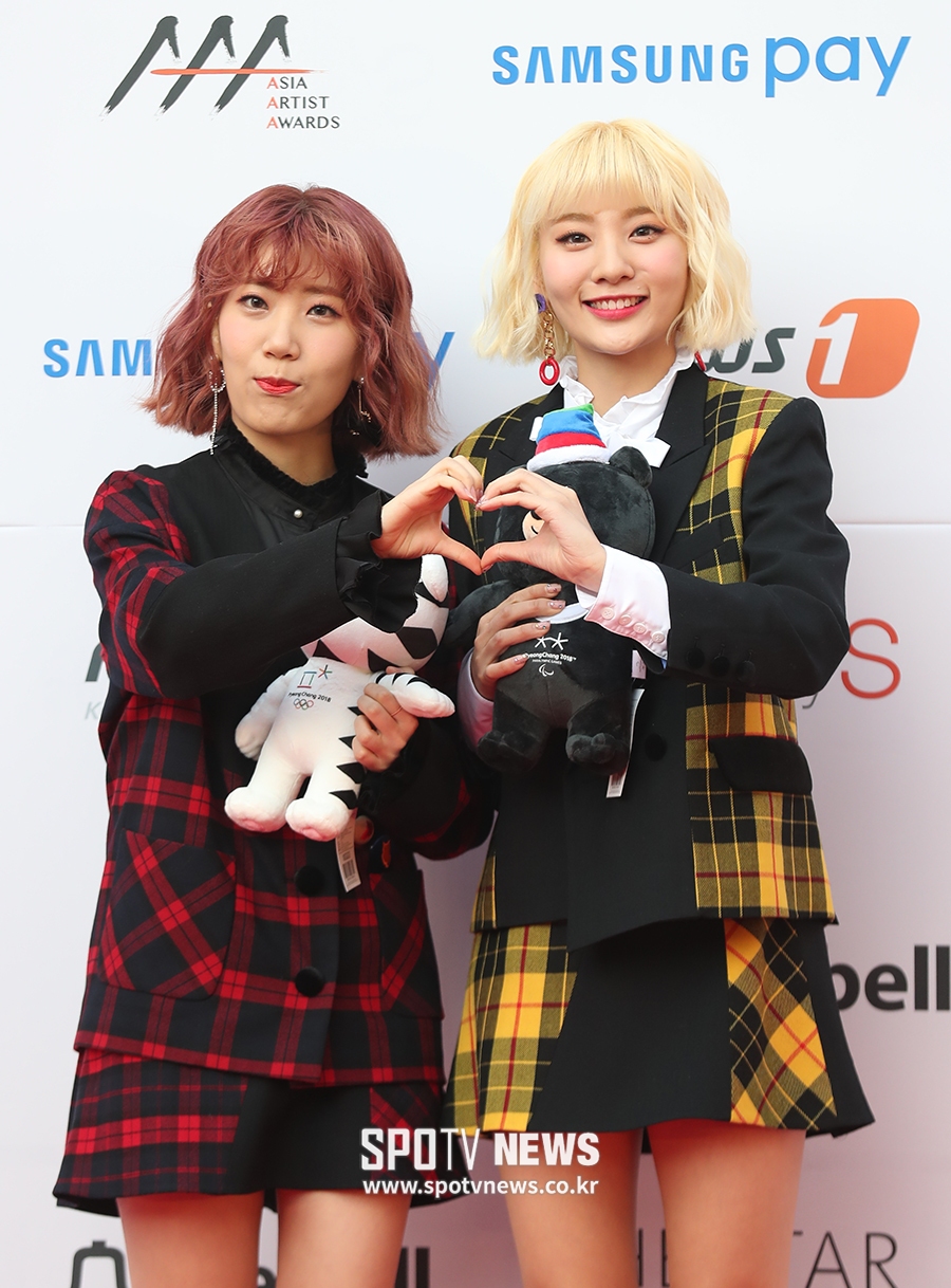 [포토S] 볼빨간 사춘기, 인형과 함께 귀여운 하트