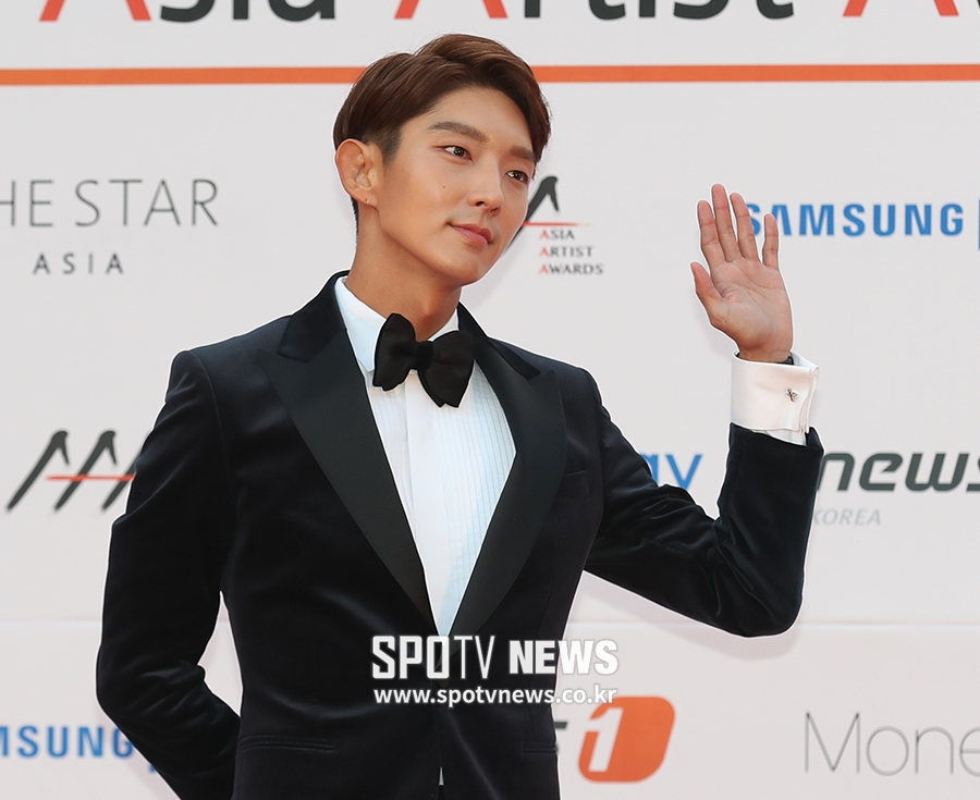 [포토S] 포즈 취하는 배우 이준기