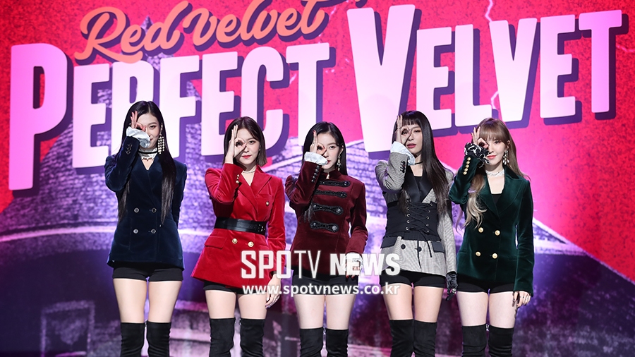 [현장S] 레드벨벳→'퍼펙트 벨벳'…"'빨간맛' 업그레이드 완료"