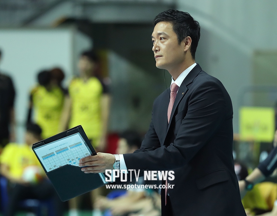 [포토S] 작전판 들고 박수치는 김상우 감독